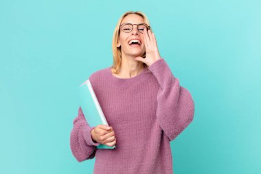 Kitapları olan güzel sarışın bir kadın.