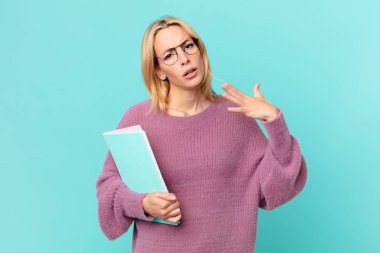 Kitapları olan güzel sarışın bir kadın.