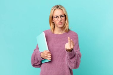 Kitapları olan güzel sarışın bir kadın.