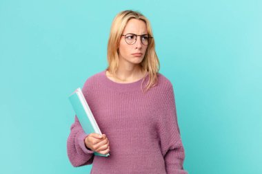 Kitapları olan güzel sarışın bir kadın.