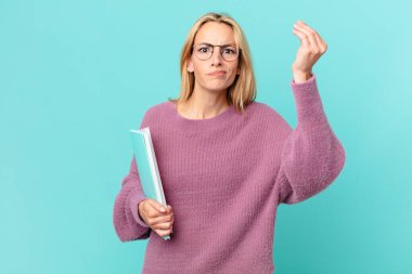 Kitapları olan güzel sarışın bir kadın.