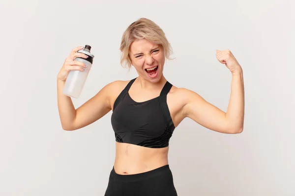 Blond Mooi Fitness Vrouw Met Een Water Fles — Stockfoto