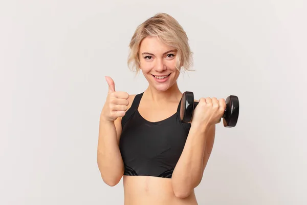 Rubia Bonita Mujer Levantando Dumbbell —  Fotos de Stock