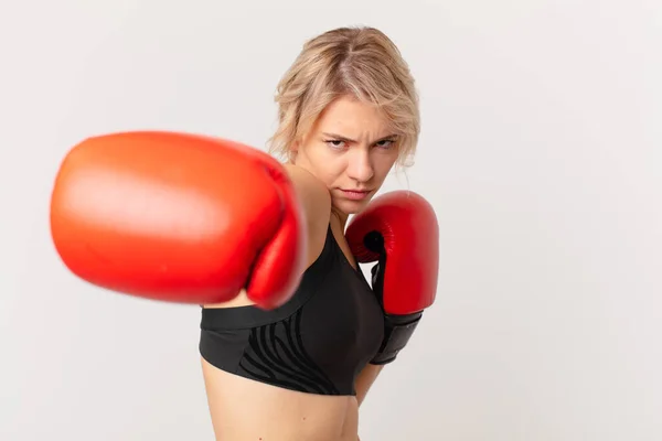 Blond Vacker Kvinna Med Boxningshandskar — Stockfoto