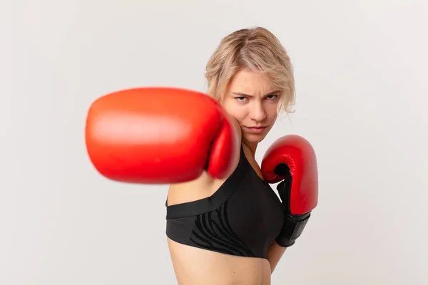 Blond Mooi Vrouw Met Bokshandschoenen — Stockfoto