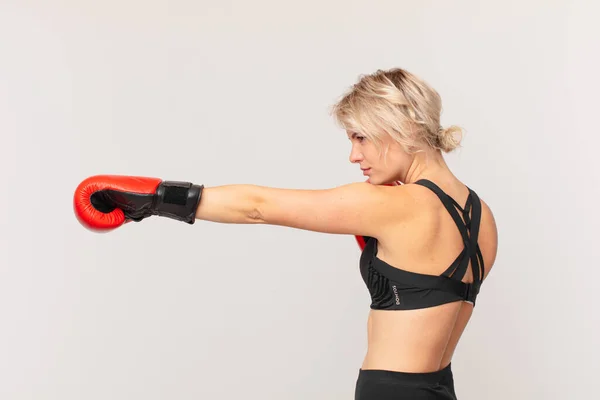 Blonde Hübsche Frau Mit Boxhandschuhen — Stockfoto