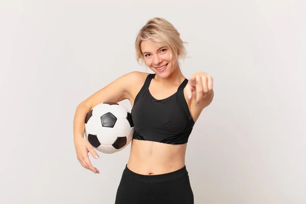 Блондинка Красивая Женщина Футбольным Мячом — стоковое фото