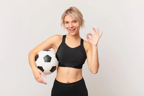 Blond Vacker Kvinna Med Fotboll Boll — Stockfoto