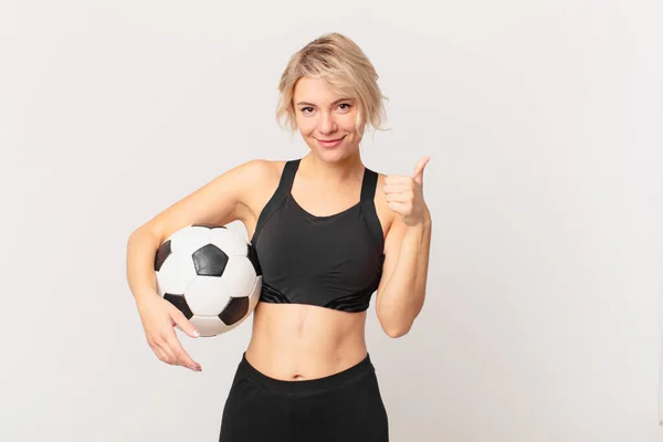 金髪の可愛い女とサッカーボール — ストック写真