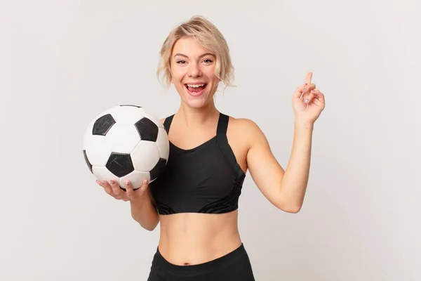 Blond Mooi Vrouw Met Een Voetbal — Stockfoto