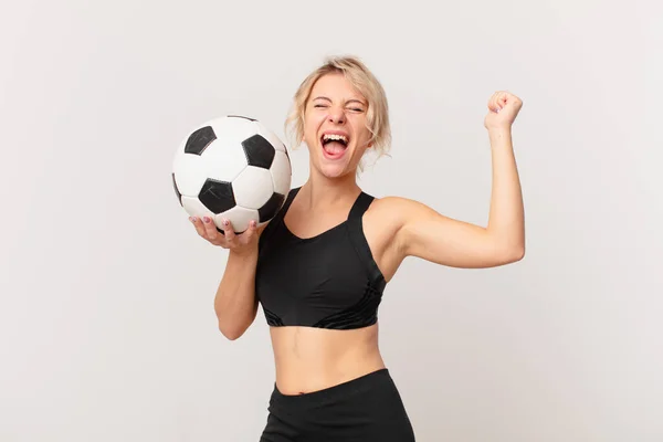 Блондинка Красивая Женщина Футбольным Мячом — стоковое фото