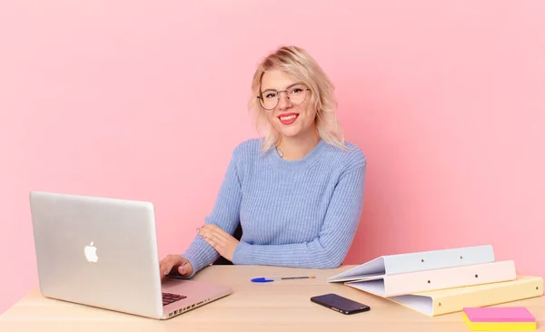 Blond Pretty Woman Laptop Desk — Stock fotografie