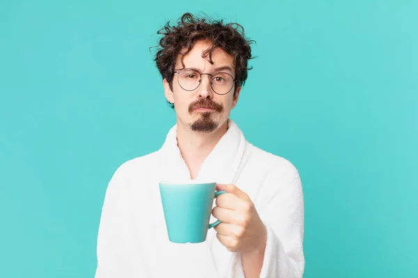 Junger Verrückter Mann Bei Einem Kaffee — Stockfoto