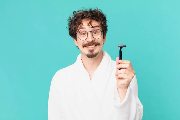 Jovem Louco Barbear Sua Barba Com Uma Navalha — Fotografia de Stock