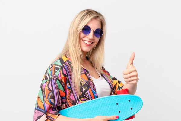 Bella Donna Bionda Con Uno Skate Board Concetto Estivo — Foto Stock