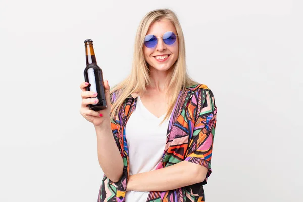 Blonde Mooie Vrouw Die Een Biertje Drinkt Zomerconcept — Stockfoto