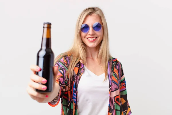 Blonde Hübsche Frau Beim Bier Sommerkonzept — Stockfoto