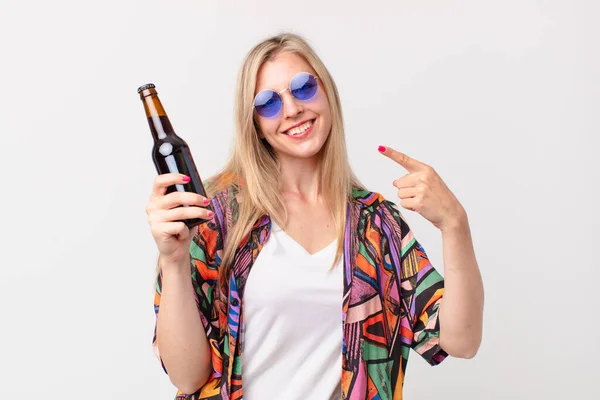 Blonde Mooie Vrouw Die Een Biertje Drinkt Zomerconcept — Stockfoto