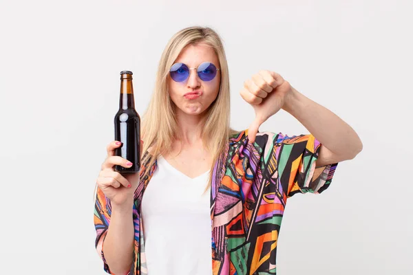 ブロンドの可愛い女がビールを飲んでる 夏のコンセプト — ストック写真