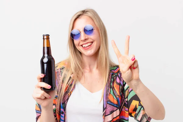 Bella Donna Bionda Che Beve Una Birra Concetto Estivo — Foto Stock