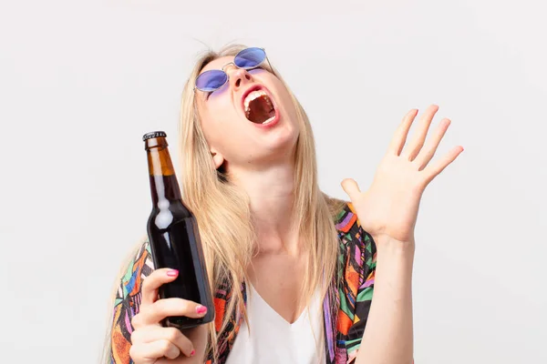 ブロンドの可愛い女がビールを飲んでる 夏のコンセプト — ストック写真