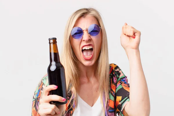 Blonde Mooie Vrouw Die Een Biertje Drinkt Zomerconcept — Stockfoto