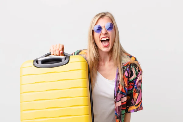 Blonde Mooie Vrouw Met Een Koffer Zomerconcept — Stockfoto