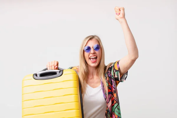 Mujer Guapa Rubia Con Una Maleta Concepto Verano — Foto de Stock