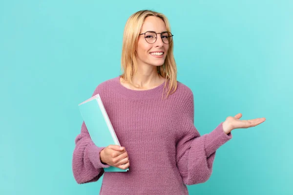 Blondynka Ładna Kobieta Książki Studing — Zdjęcie stockowe