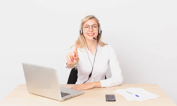 Blonde Hübsche Frau Junge Blonde Frau Lächelt Stolz Und Selbstbewusst — Stockfoto