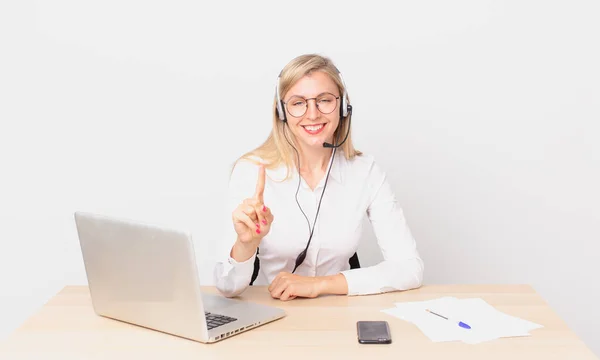 Bionda Bella Donna Giovane Donna Bionda Sorridente Amichevole Mostrando Numero — Foto Stock