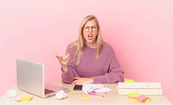 Blond Mooi Vrouw Jong Blond Vrouw Zoek Boos Geïrriteerd Gefrustreerd — Stockfoto