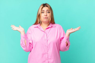 kıvrımlı, güzel sarışın kadın şaşkın, şaşkın ve şüpheci.