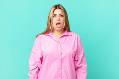 Kıvrımlı, güzel sarışın kadın çok şaşırmış ya da şaşırmış görünüyor