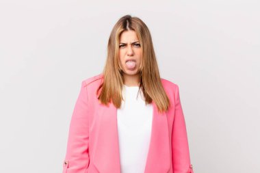 Kıvrımlı, güzel sarışın kadın iğreniyor, sinirleniyor ve dili dışarı çıkıyor.