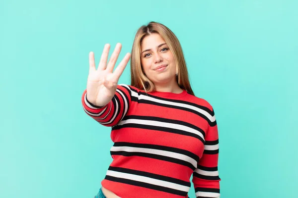 Curvy Mooie Blonde Vrouw Glimlachen Kijken Vriendelijk Tonen Nummer Vier — Stockfoto