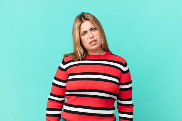 Curvy Pretty Blonde Woman Feeling Puzzled Confused — Stock Photo, Image