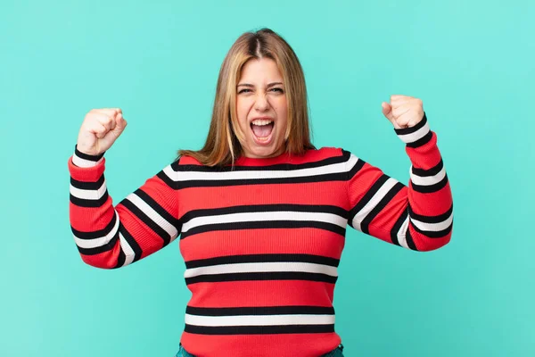 Mulher Loira Bonita Curvilínea Gritando Agressivamente Com Uma Expressão Irritada — Fotografia de Stock