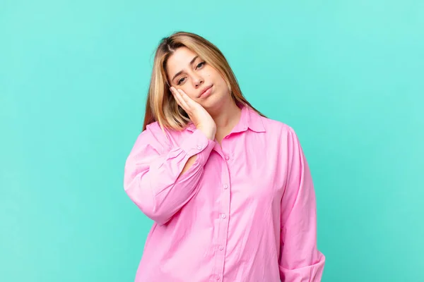 Curvy Bella Donna Bionda Sente Annoiato Frustrato Assonnato Dopo Faticoso — Foto Stock