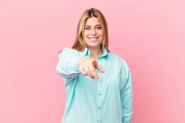 Curvy Bella Donna Bionda Indicando Macchina Fotografica Scegliendo Voi — Foto Stock