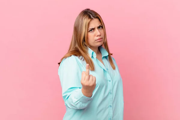 Kıvrımlı Güzel Sarışın Kadın Kızgın Sinirli Asi Agresif Hissediyor — Stok fotoğraf