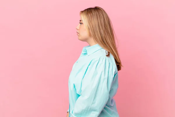 Curvy Pretty Blonde Woman Profile View Thinking Imagining Daydreaming — Stock Photo, Image