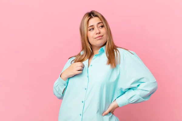 Mulher Loira Bonita Curvilínea Olhando Arrogante Bem Sucedido Positivo Orgulhoso — Fotografia de Stock