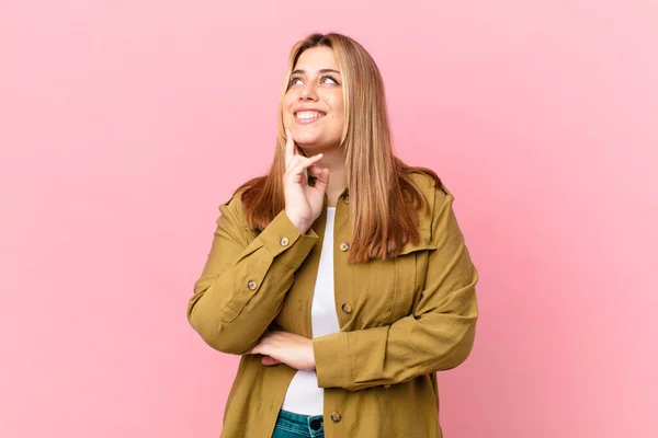 Curvy Mooie Blonde Vrouw Glimlachen Gelukkig Dagdromen Twijfelen — Stockfoto