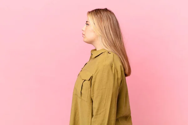 Curvy Mooie Blonde Vrouw Profiel Bekijken Denken Verbeelden Dagdromen — Stockfoto