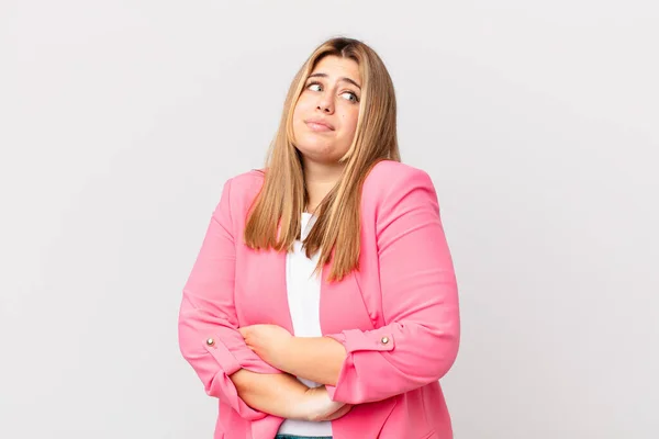 Curvy Pretty Blonde Woman Shrugging Feeling Confused Uncertain — Stock Photo, Image