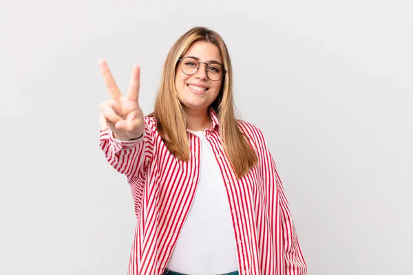 Curvy Pretty Blonde Woman Smiling Looking Happy Gesturing Victory Peace — Stock Photo, Image