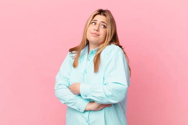 Curvy pretty blonde woman shrugging, feeling confused and uncertain — Stock Image Curvy Pretty Blonde Woman Shrugging Feeling Confused Uncertain Stock Picture