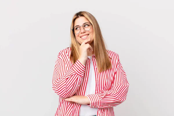 Curvy pretty blonde woman smiling with a happy, confident expression with hand on chin — Stock Image Curvy Pretty Blonde Woman Smiling Happy Confident Expression Hand Chin Royalty Free Stock Images
