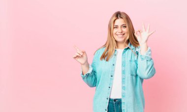 Kıvrımlı, güzel sarışın kadın mutlu hissediyor, onayını veriyor.